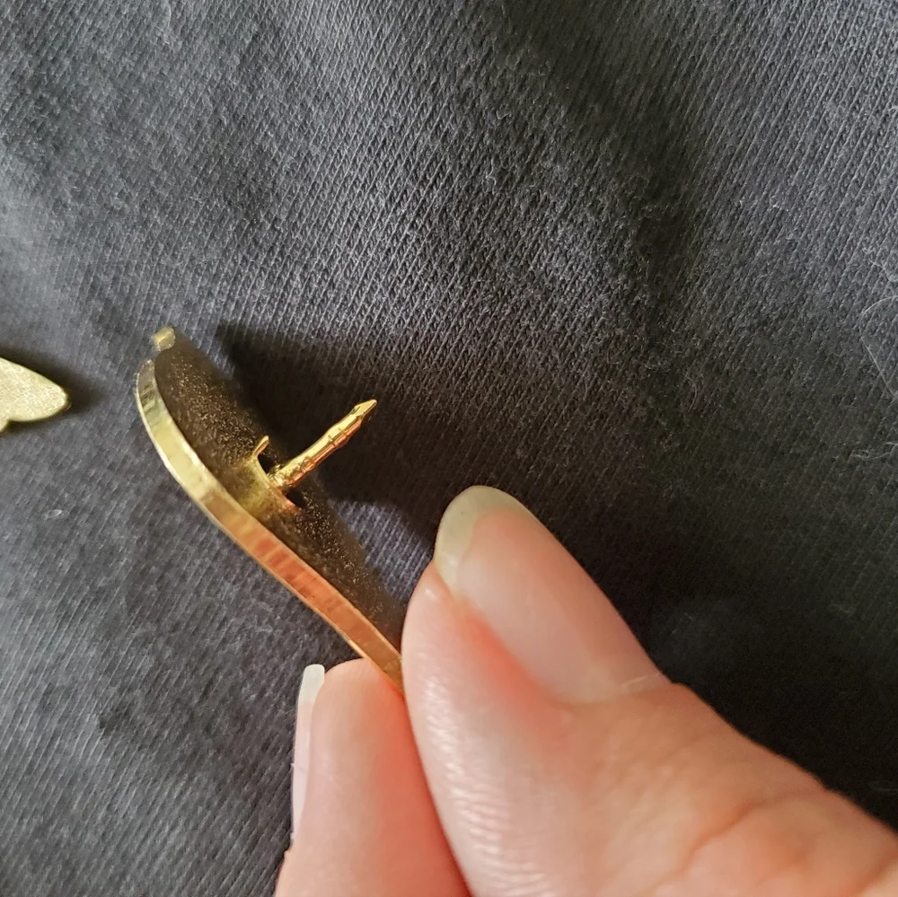 FREE WITH PURCHASE Light Pink Angel Wing Pins - Picture 3 of 4